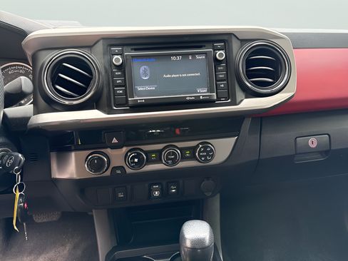 Used 2018 Toyota Tacoma SR5 AWD/4WD image 26