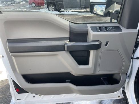 Used 2022 Ford F250 XL w/ Power Equipment Group image 4