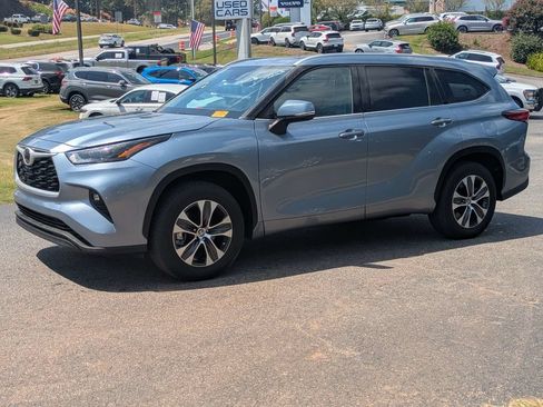 Used 2022 Toyota Highlander XLE FWD image 2