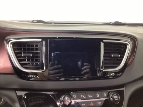 Used 2019 Chrysler Pacifica Touring-L FWD image 18
