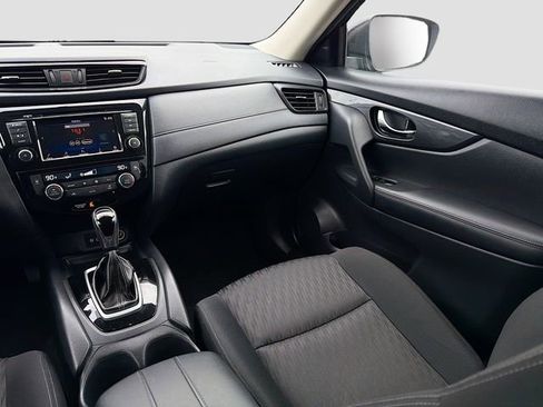 Used 2018 Nissan Rogue SV image 22