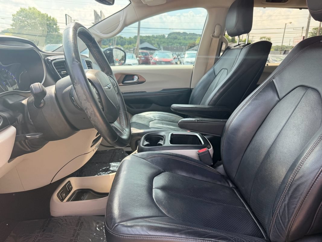 Used 2017 Chrysler Pacifica Touring-L Plus FWD image 9