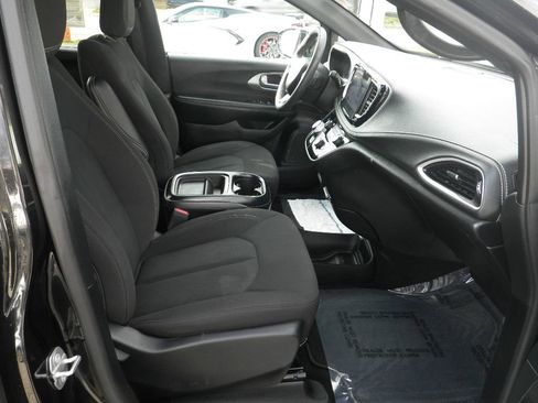 Used 2022 Chrysler Pacifica Touring image 34