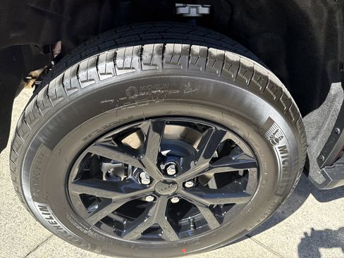 New 2025 Jeep Grand Cherokee Altitude image 17