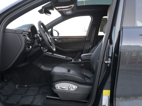 Certified 2025 Porsche Macan image 5