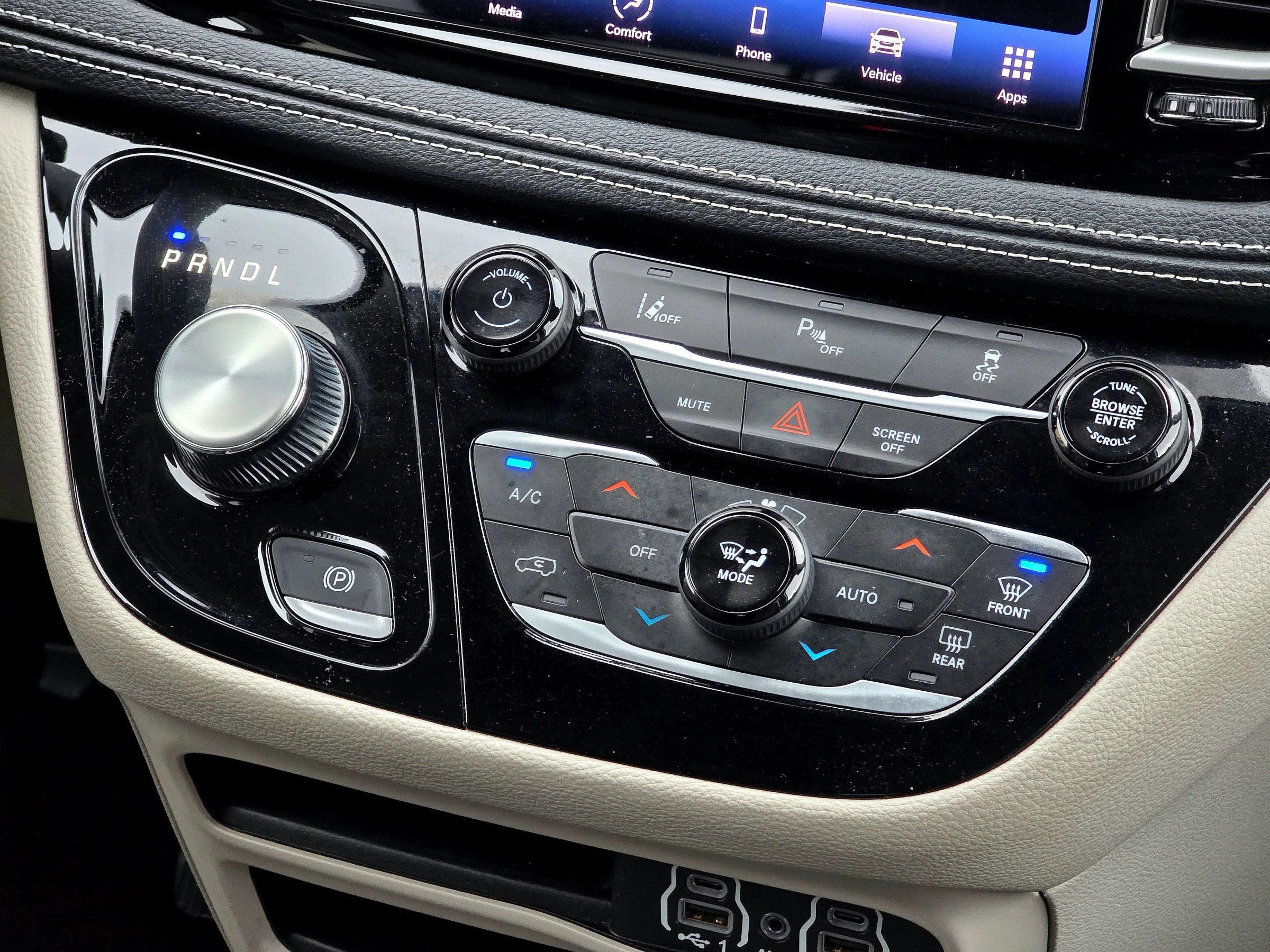 Used 2023 Chrysler Pacifica Touring-L FWD image 31