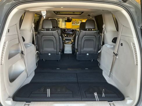 Used 2023 Chrysler Pacifica Limited FWD image 33