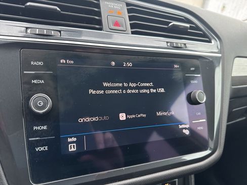 Used 2020 Volkswagen Tiguan SE AWD/4WD image 16