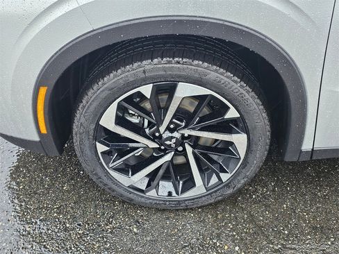 New 2025 Mitsubishi Outlander SE image 9