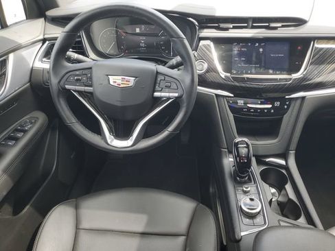 Used 2025 Cadillac XT6 Premium Luxury image 16