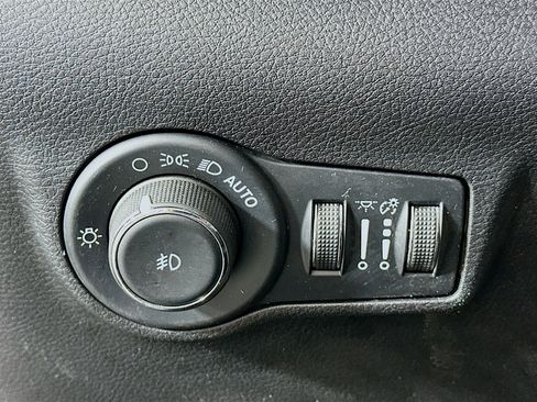 Used 2022 Jeep Compass Limited image 17