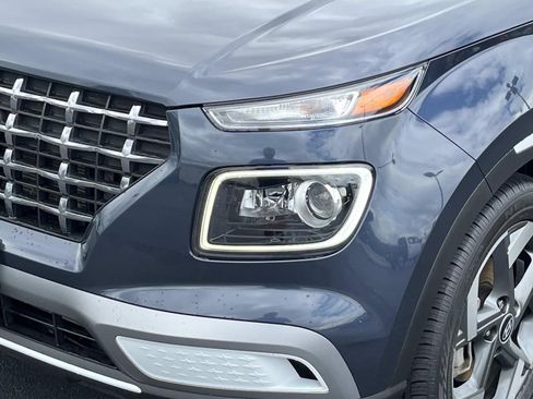 Used 2023 Hyundai Venue Limited FWD image 11