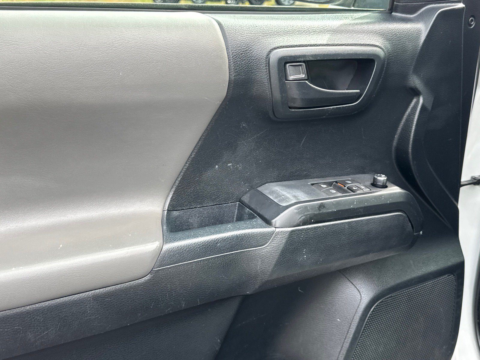 Used 2016 Toyota Tacoma SR RWD image 7