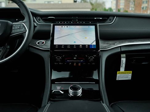 New 2025 Jeep Grand Cherokee Limited w/ Black Appearance Package image 17