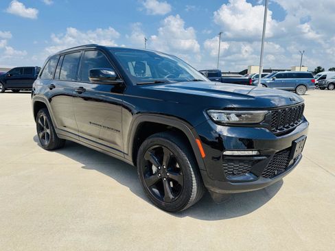 Used 2023 Jeep Grand Cherokee Limited w/ Luxury Tech Group II AWD/4WD image 2