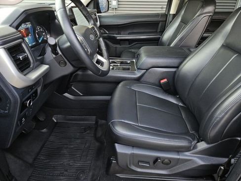 Used 2023 Ford Expedition XLT image 28