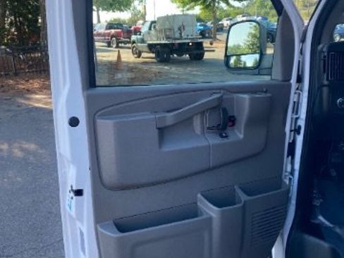 Used 2021 Chevrolet Express 2500 RWD image 17