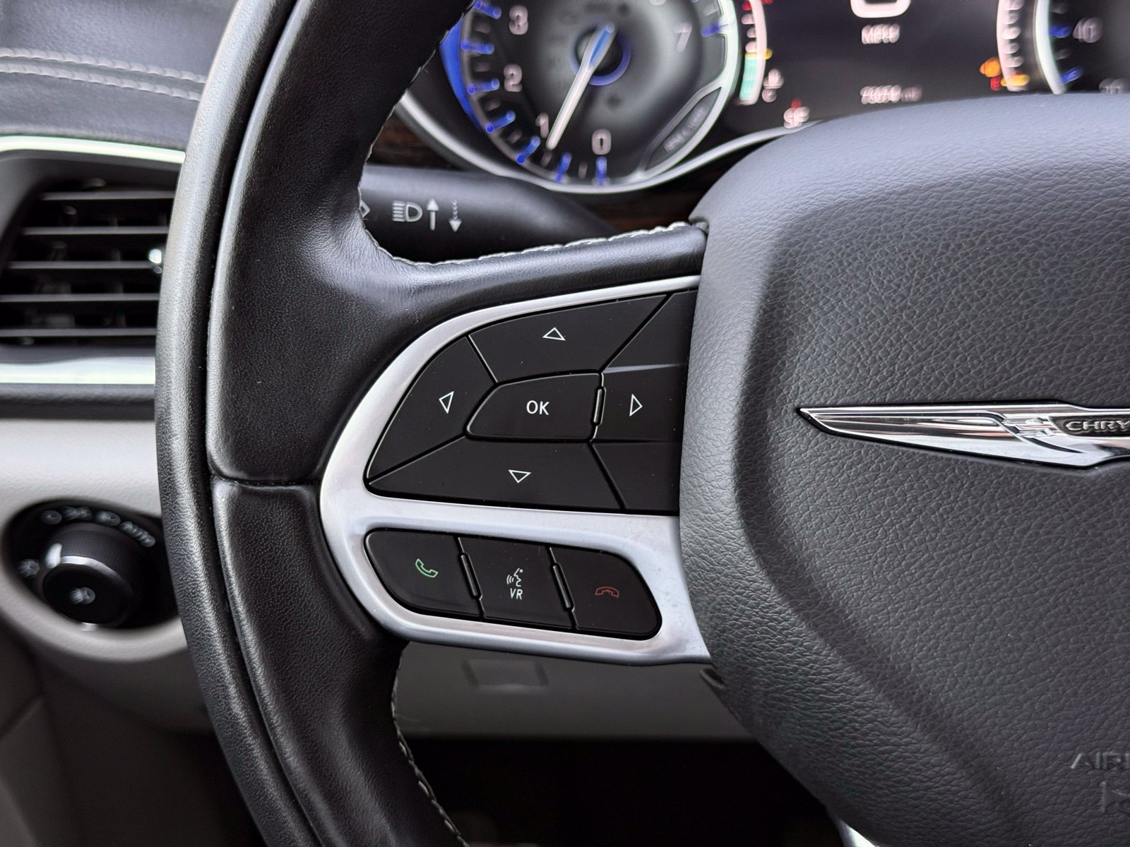 Used 2022 Chrysler Pacifica Limited FWD image 35