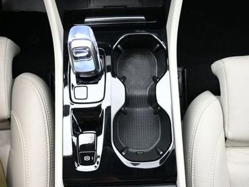 Used 2024 Volvo XC40 B5 Plus w/ Climate Package image 10