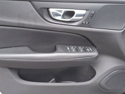 Used 2020 Volvo V60 T5 Cross Country image 13