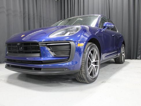 Certified 2025 Porsche Macan AWD/4WD image 10