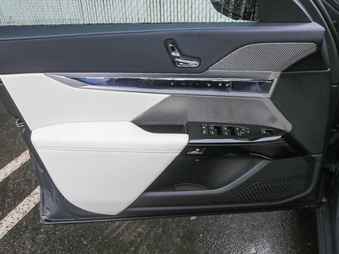 Used 2025 BMW 750e xDrive w/ Premium Package image 17