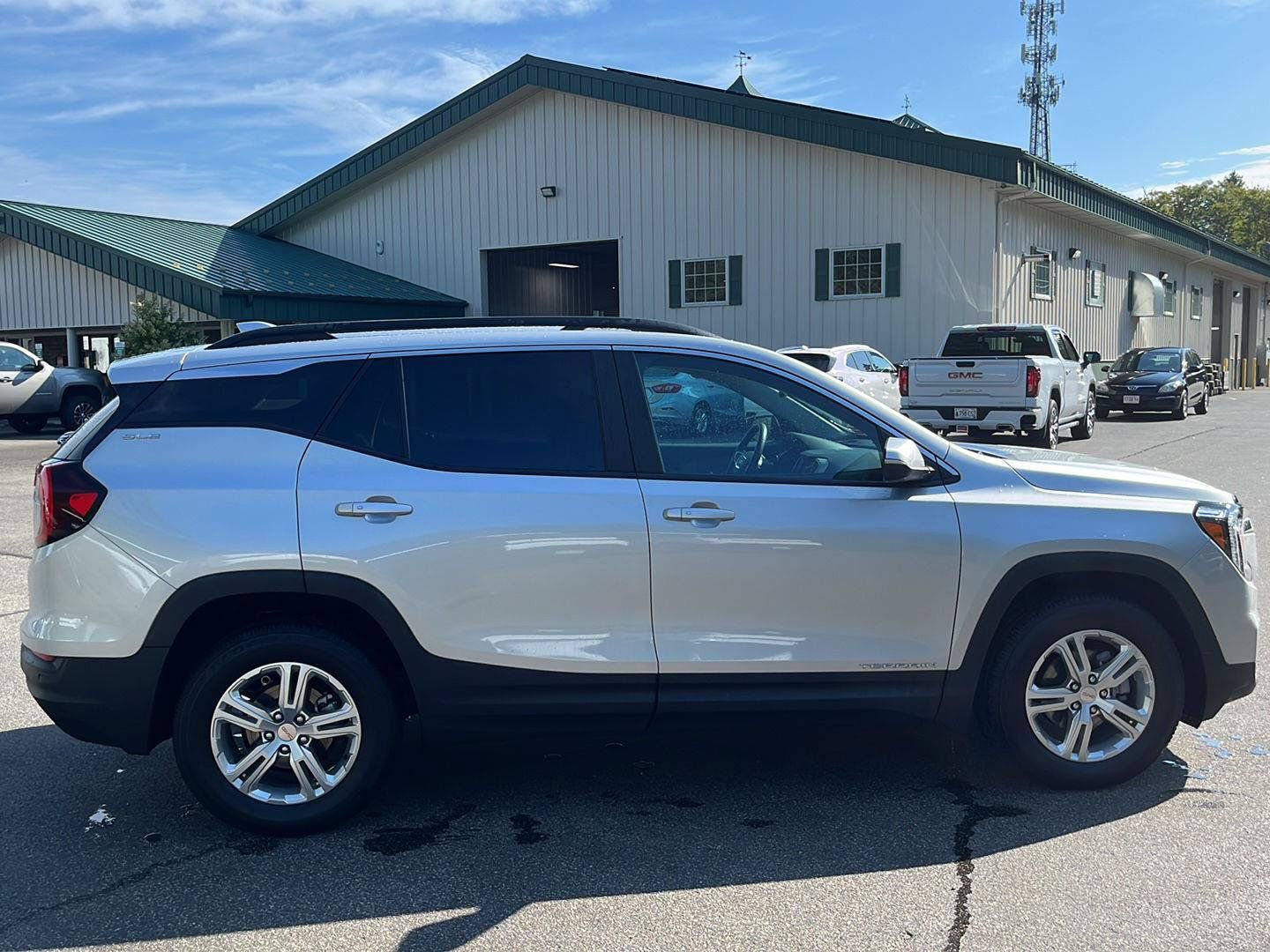 Certified 2022 GMC Terrain SLE w/ Driver Convenience Package AWD/4WD image 3