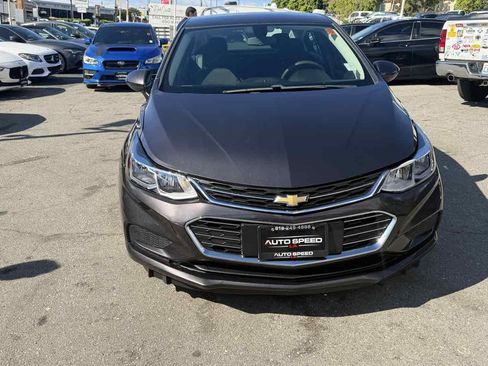 Used 2017 Chevrolet Cruze LT image 2