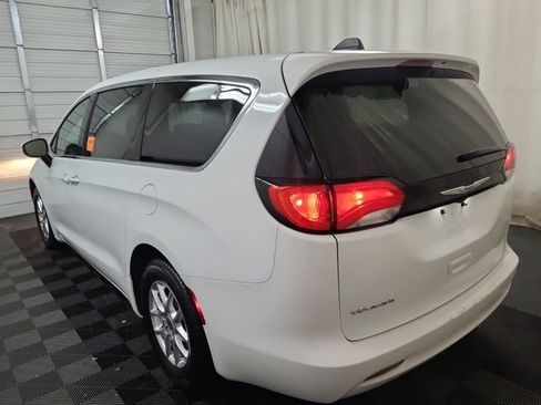 Used 2023 Chrysler Voyager LX image 3