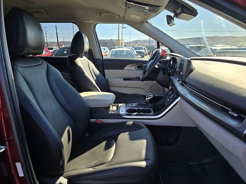 Used 2024 Kia Carnival LX FWD image 10