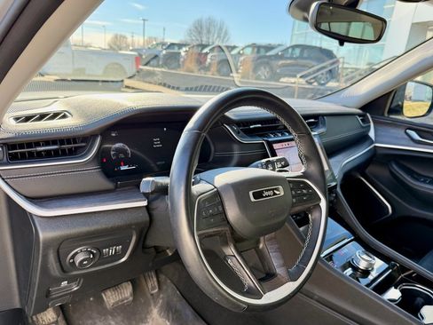 Used 2022 Jeep Grand Cherokee Limited image 8