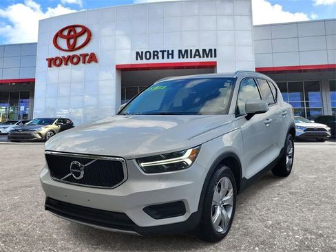 Used 2022 Volvo XC40 T5 Momentum image 2