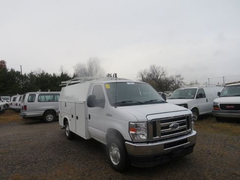 Used 2023 Ford E-350 and Econoline 350 Super Duty w/ Power Windows & Locks Group image 3