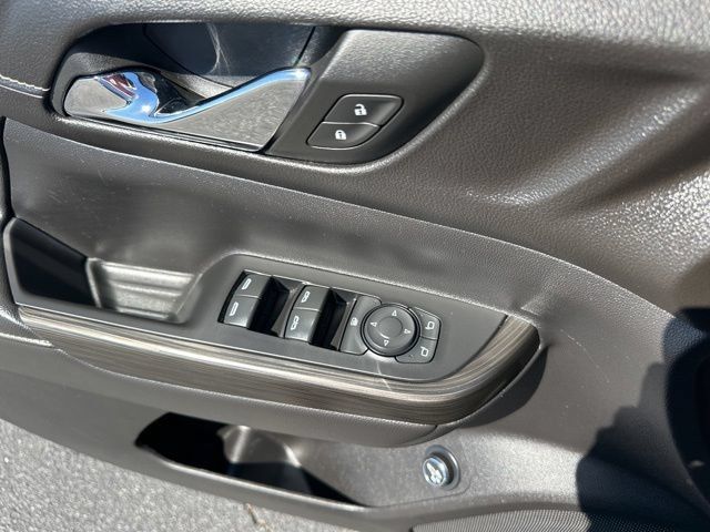 Used 2023 GMC Acadia SLT AWD/4WD image 10