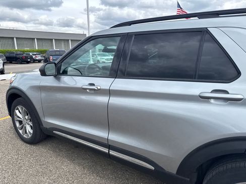 Used 2023 Ford Explorer XLT w/ Equipment Group 202A AWD/4WD image 16