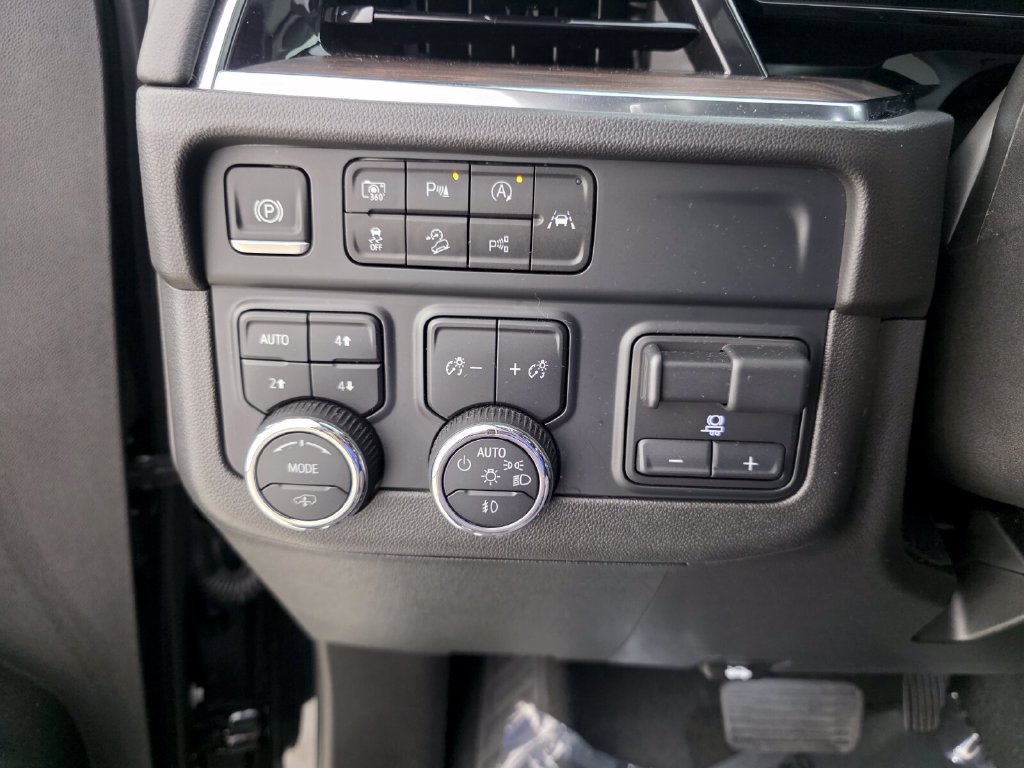 Used 2025 Chevrolet Suburban Z71 w/ Z71 Off-Road Package AWD/4WD image 26