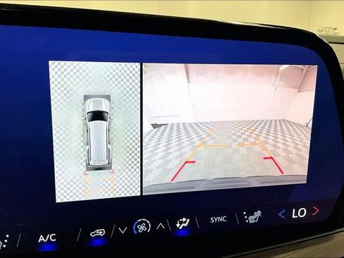 Used 2025 Chevrolet Suburban Z71 image 28