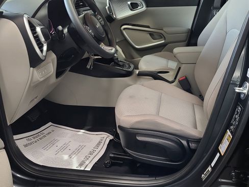 Used 2025 Kia Soul LX FWD image 8