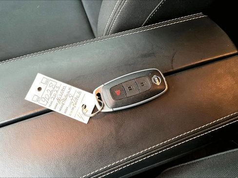 Used 2023 Nissan Rogue S image 32