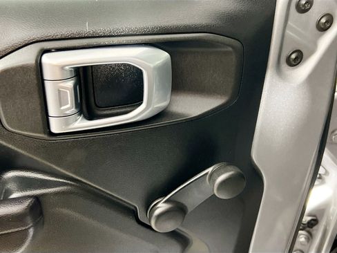 Used 2018 Jeep Wrangler Sport image 15