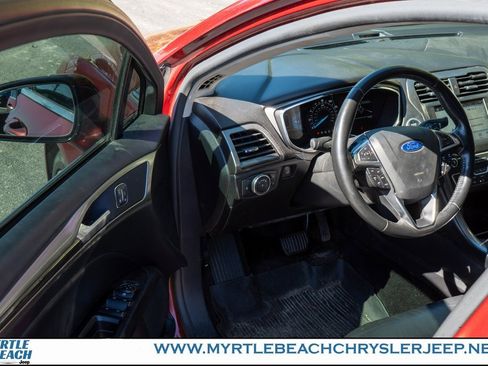 Used 2017 Ford Fusion SE w/ Fusion SE Technology Package image 15