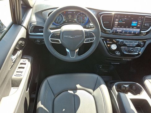 Used 2025 Chrysler Pacifica Select AWD/4WD image 13