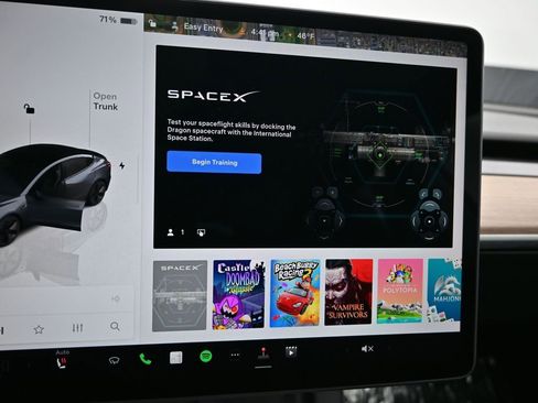 Used 2023 Tesla Model 3 Standard Range image 18