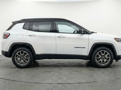 Used 2025 Jeep Compass Trailhawk AWD/4WD image 8