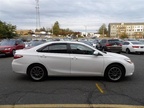 Used 2017 Toyota Camry SE image 4