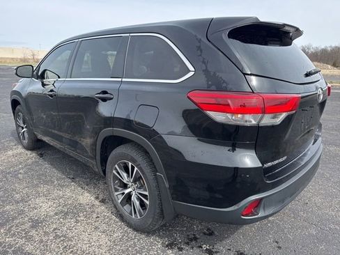 Used 2018 Toyota Highlander LE image 6