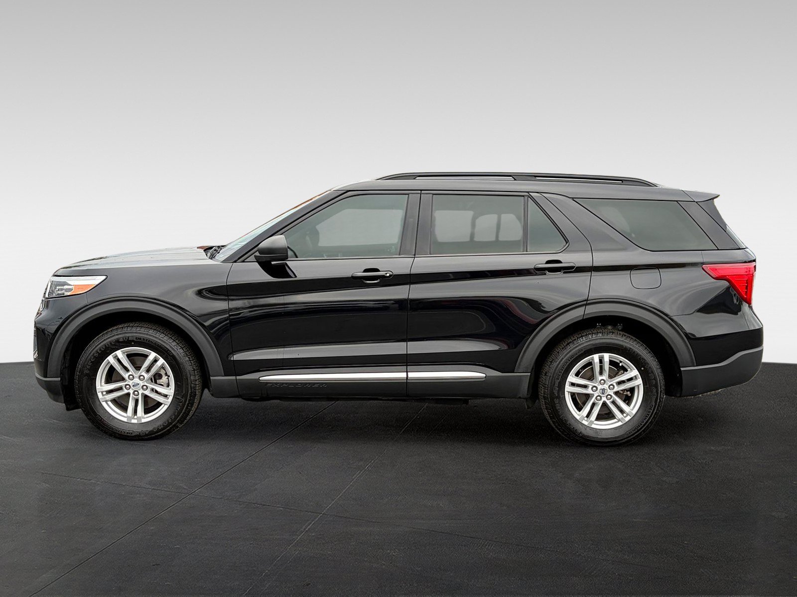 Used 2021 Ford Explorer XLT w/ Class III Trailer Tow Package AWD/4WD image 8