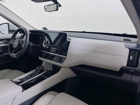 Certified 2025 Nissan Pathfinder SL image 28