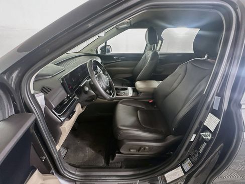Used 2025 Kia Carnival FWD image 13