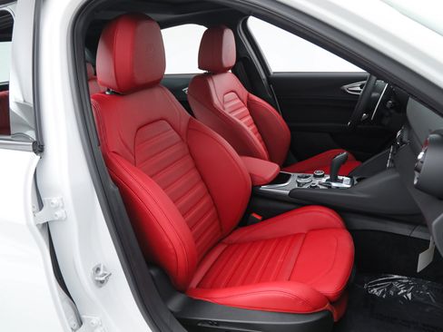 Used 2025 Alfa Romeo Giulia w/ Driving Assist Package image 14